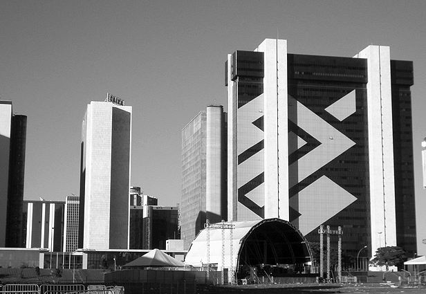Bancos reduzem otimismo e cortam previsão para empréstimo